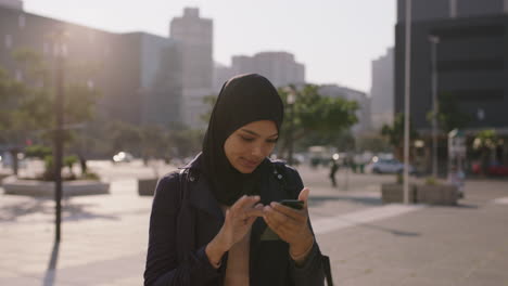 Retrato-De-Una-Joven-Mujer-De-Negocios-Musulmana-Feliz-Sonriendo-Posando-Tomando-Una-Foto-Selfie-Usando-Tecnología-Móvil-De-Teléfono-Inteligente-Disfrutando-Del-Estilo-De-Vida-Urbano