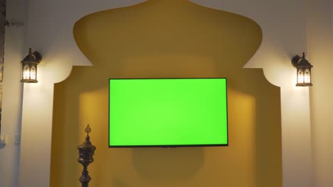 con tv de pared y pantalla verde al estilo de oriente medio y áfrica del norte. tiro de mano. copa árabe en qatar