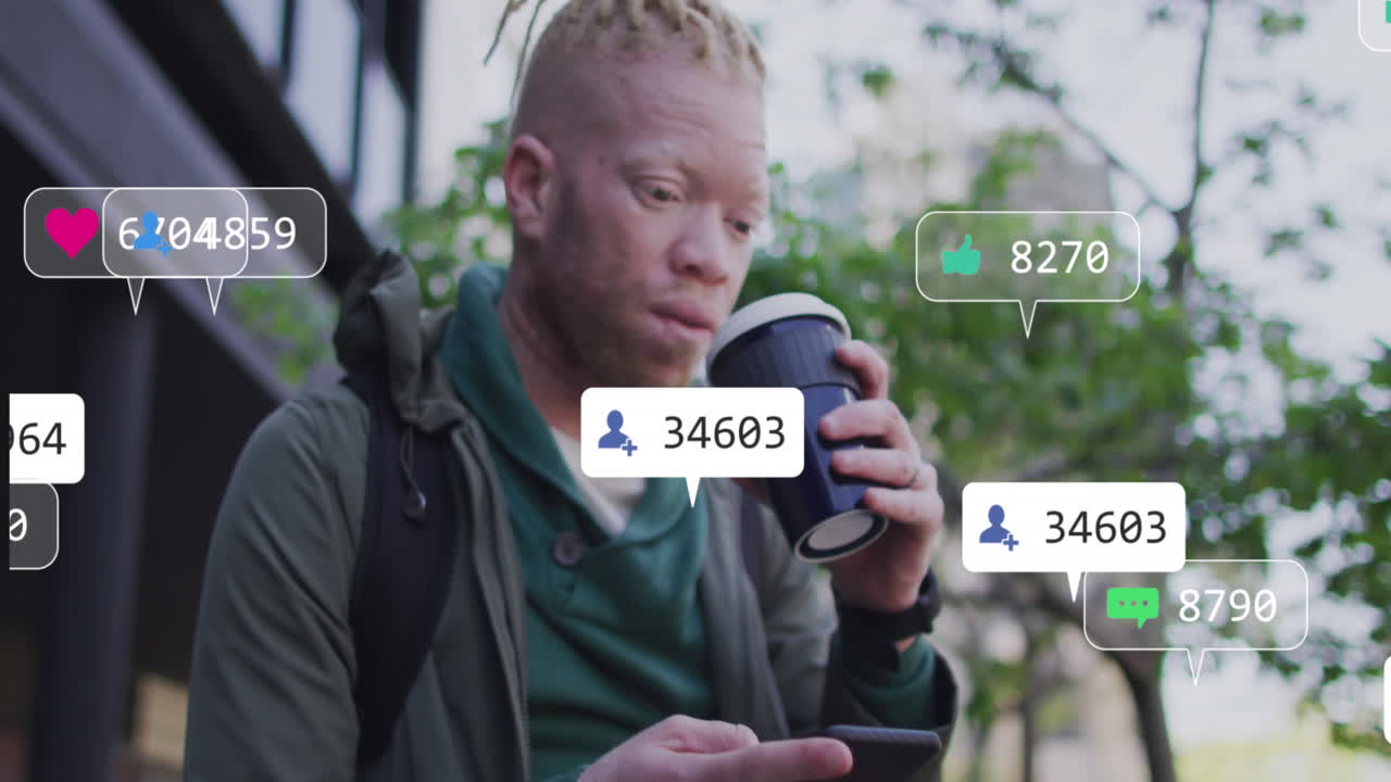 animación de iconos de las redes sociales sobre un hombre albino biracial usando un teléfono inteligente bebiendo café en la calle