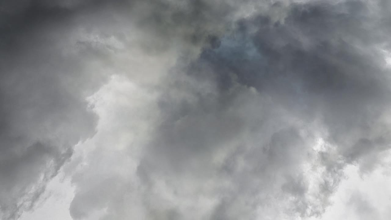 어두운 cumulonimbus 구름에서 천둥 폭풍 조명 초 고도