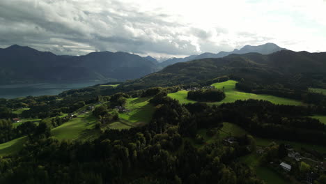 Luftdrohne-Mit-Vorwärtsbewegung-über-Der-Grünen-Vegetation,-Die-Die-Bergkette-An-Einem-Bewölkten-Morgen-Bedeckt