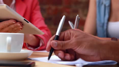 Lässiges-Business-Team-Bei-Einer-Besprechung-Mit-Tablet-PC