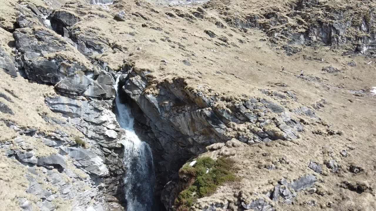 volando con el dron cerca de una impresionante cascada - cascada