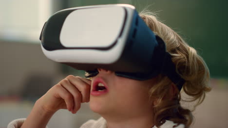Junge-Benutzt-3D-VR-Brille-Im-Unterricht.-Schüler-Lernen-In-Der-Schule-Mit-Modernem-Gerät