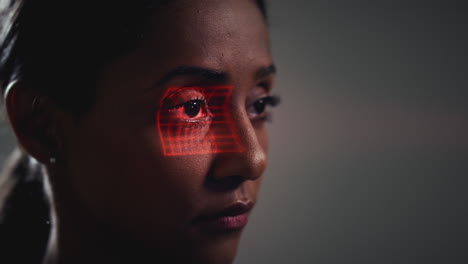 Concepto-De-Tecnología-De-Reconocimiento-Facial,-Ya-Que-La-Mujer-Tiene-Una-Rejilla-Roja-Proyectada-En-El-Ojo-En-El-Estudio