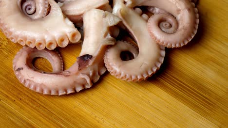 Close-up-of-a-circular-arrangement-of-cooked-octopus-tentacles