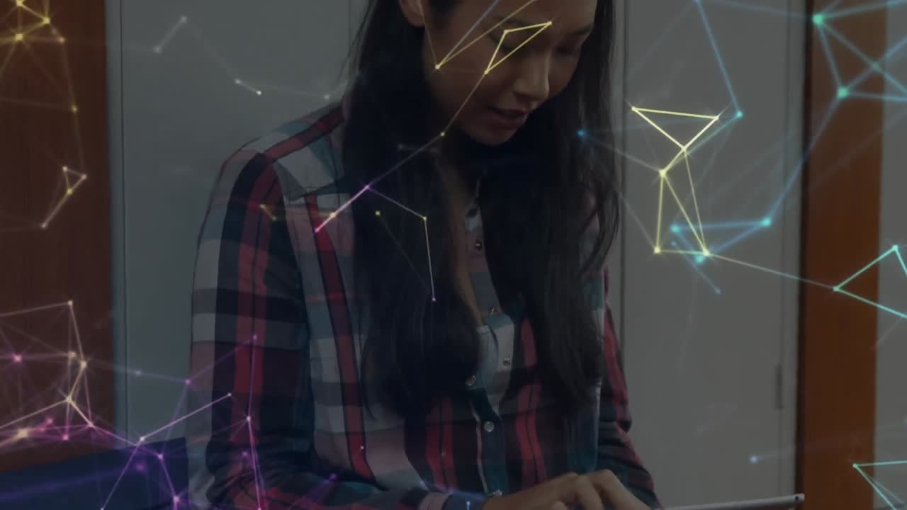 red de conexiones contra la mujer asiática usando tableta digital en la oficina