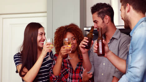 Amigos-Brindando-Con-Cervezas-Y-Vino