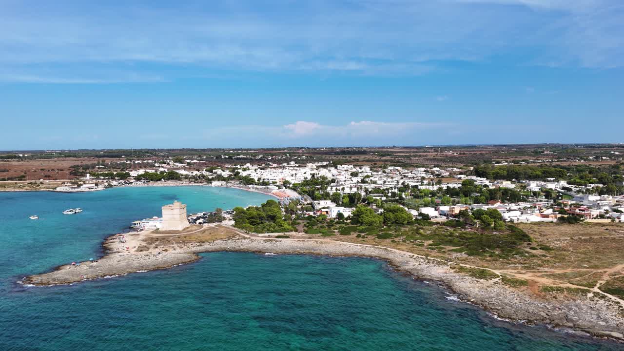Costa sabbiosa e cittadina bianca d'Italia, vista aerea