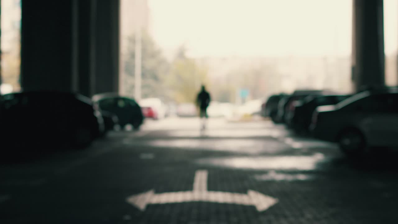 어두운 차고에 있는 은 남자