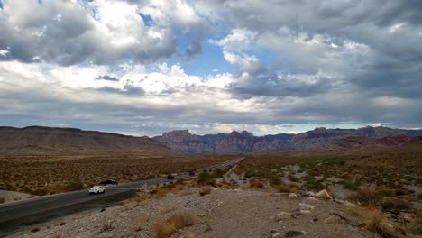 Morgenverkehr-Und-Hohes-Wüstenpanorama-Im-Südwesten-Der-USA