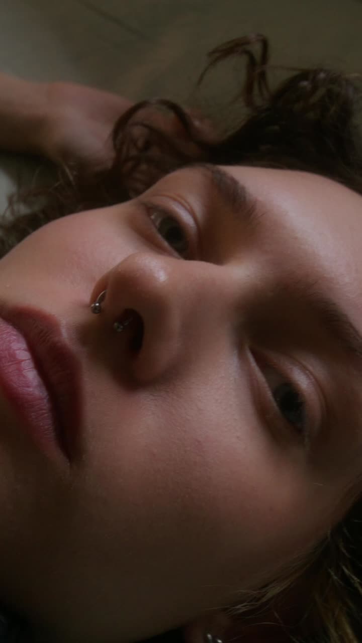 retrato en primer plano de una mujer con auriculares