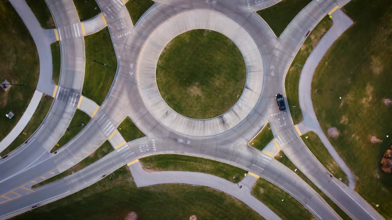 켄터키 주 렉싱턴의 늦은 가을 동안 희소한 교통과 함께 일찍 아침 회전의 공중 광경