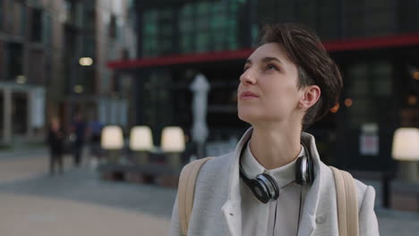 joven elegante mujer de negocios retrato de pasante mirando hacia arriba pensando pensativo en la ciudad relajado inspirado ejecutivo confiado
