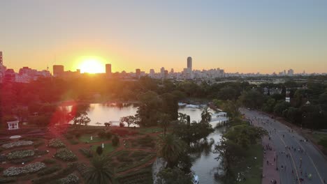 Muñeca-Aérea-Volando-Sobre-El-Estanque-De-Los-Jardines-De-Rosedal-Cerca-De-La-Calle-Peatonal-Del-Bosque-De-Palermo-Al-Atardecer,-Buenos-Aires