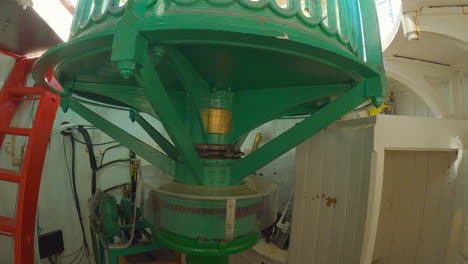 toma interior estática del mecanismo de la lente del faro y los motores que se mueven bajo la lámpara, girando lentamente durante el día