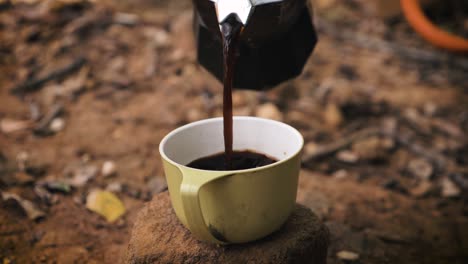 Verter-Café-En-Una-Taza-En-El-Campamento-En-La-Naturaleza