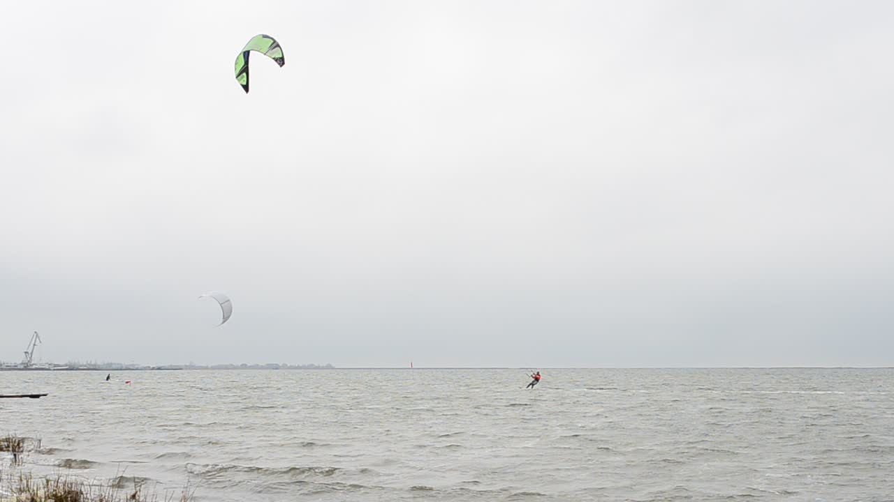 Skysurf con tempo ventoso. Sport acquatici al mare
