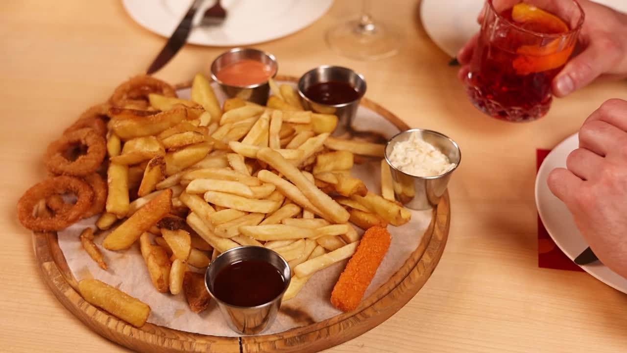 Piatto di cibo con salse fritte