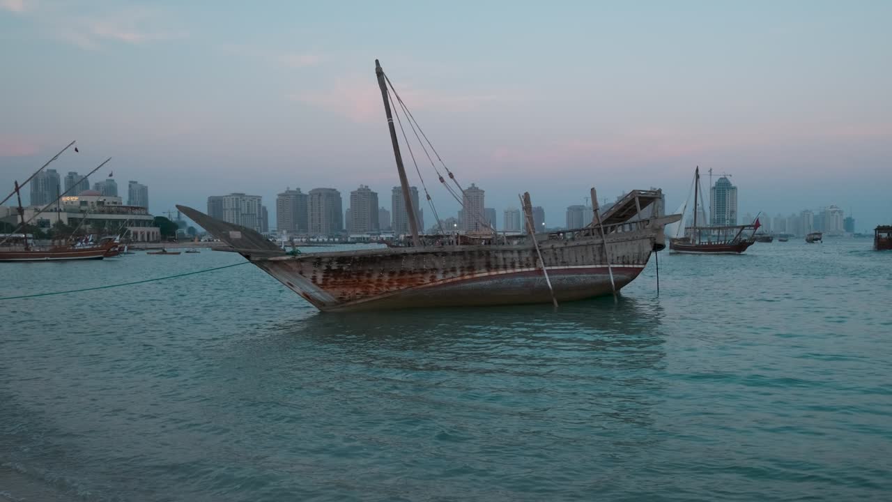 Katara ellevte tradisjonelle dhow-festival i Doha, Qatar, solnedgangsbilde