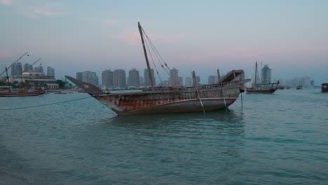 el undécimo festival tradicional de dhow en doha, qatar, fue filmado al atardecer.