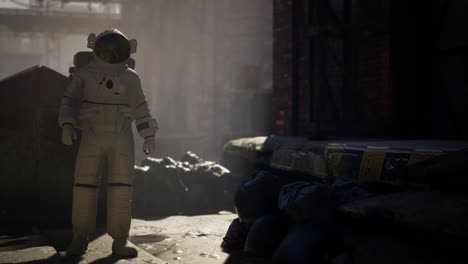 astronauta perdido cerca de edificios industriales abandonados de la vieja fábrica