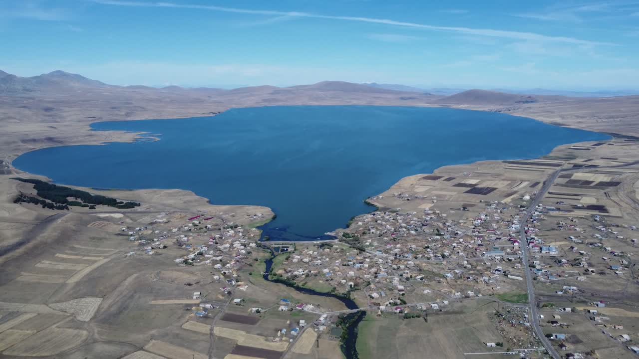 descubra paravani, el lago más grande de georgia, en la región de samtskhe-javakheti