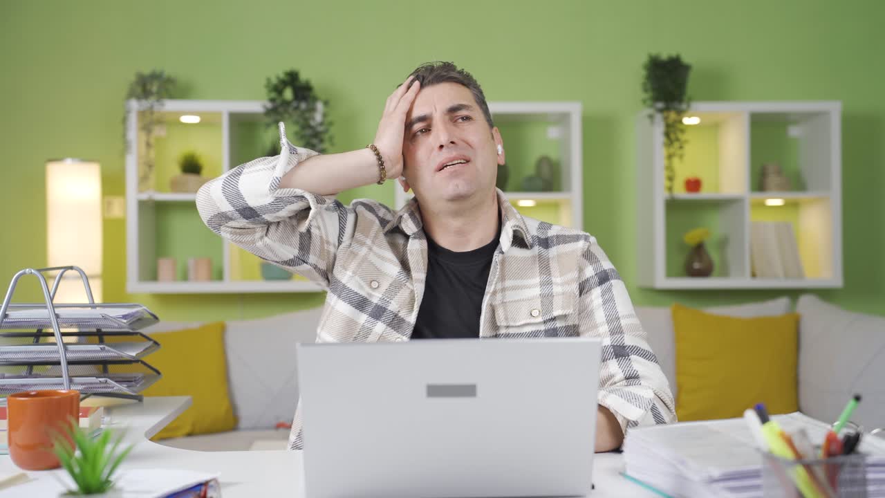 The home office worker remembers, his plans come to mind.