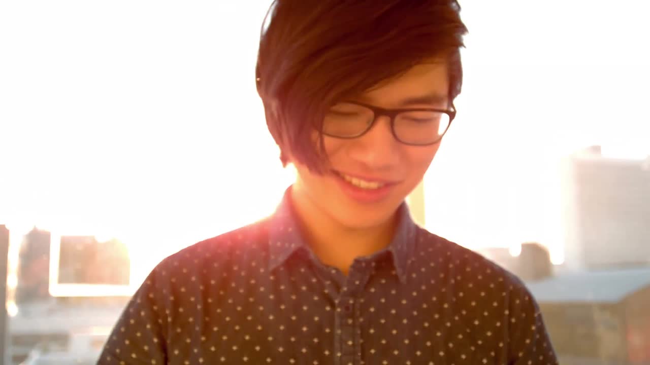 태블릿 pc를 사용하는 행복한  ⁇ 스터