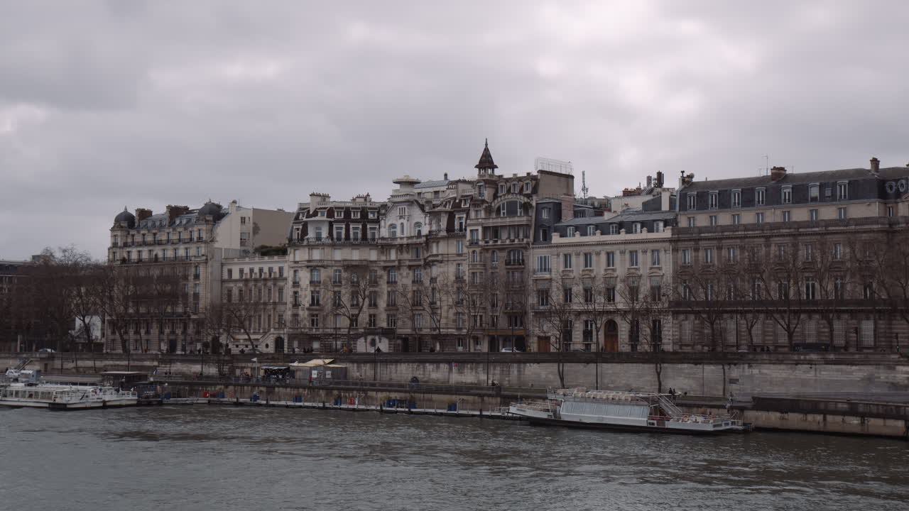 파리, 프랑스 의 세인 강변 에 있는 역사적 건축물 들