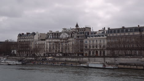 Historic-Architectural-Buildings-At-The-Bank-Of-Seine-River,-Paris,-France