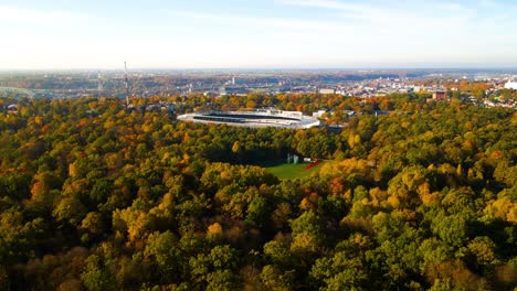 tomada de un avión no tripulado de un estadio darius y girenas en el parque oak-wood en un día soleado en la ciudad de kaunas en lituania durante el otoño