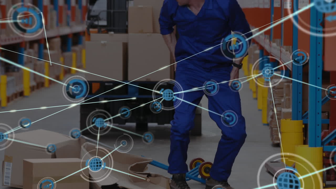 red de iconos digitales contra el trabajador caucásico que cae en las cajas en el almacén