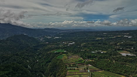 los naranjos panamá antena v2 espectacular vista impresionante, sobrevuelo bajo mono boquete capturando el exuberante paisaje verde de la jungla y las tierras agrícolas de las tierras altas - filmado con mavic 3 cine - abril de 2022