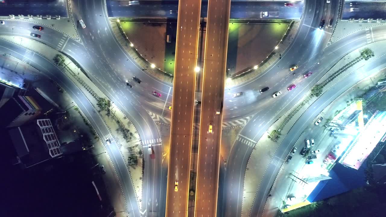 4k 타임 스 (hyperlapse) 는 운송 및 유통을 위한 고속도로 네트워크 또는 교차로의 공중 전망입니다.