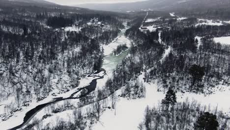 Weite-Panorama-Luftneigung-Vom-Verschneiten-Wald-Und-Den-Bergen-Bis-Zum-Eisigen-See