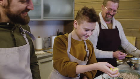 hombres caucásicos y niño en la cocina