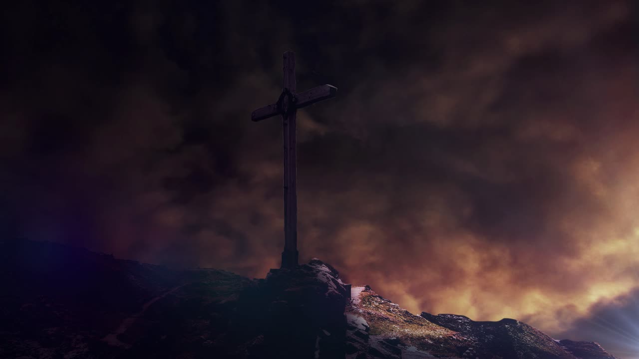 산과 밝은 광선에 교차 기둥 전경이 있는 어두운 구름의 시간 경과