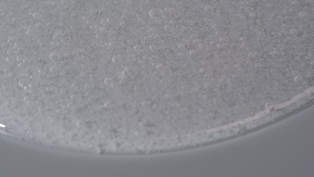Scatto macro di liquido viscoso trasparente con bolle