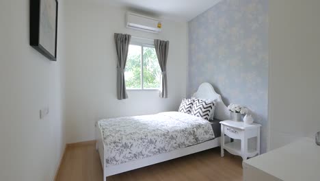 decoración de dormitorio limpio y brillante con luz natural