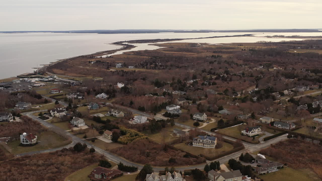 Uma vista aérea sobre o bairro East End de Orient Point, Long Island ao pôr do sol.