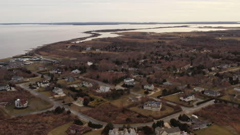 Eine-Luftaufnahme-über-Das-östliche-Viertel-Von-Orient-Point,-Long-Island-Bei-Sonnenuntergang