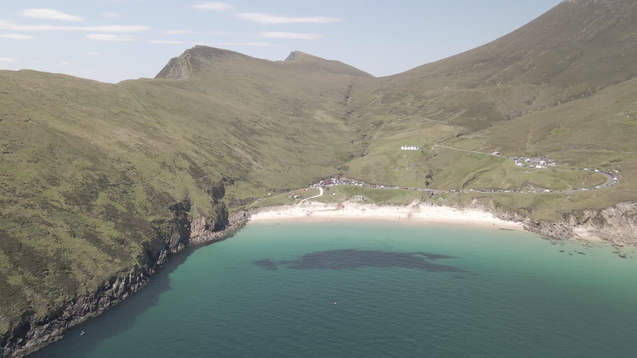 Hermosa ensenada y la arenosa bahía de Keem que se extiende dentro de los límites de la isla de Achill en Irlanda