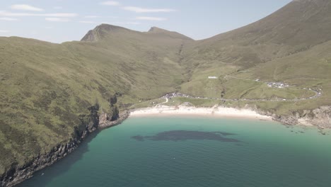 Hermosa-Ensenada-Y-Bahía-Arenosa-De-Keem-Que-Se-Extiende-Dentro-De-Los-Límites-De-La-Isla-De-Achill-En-Irlanda