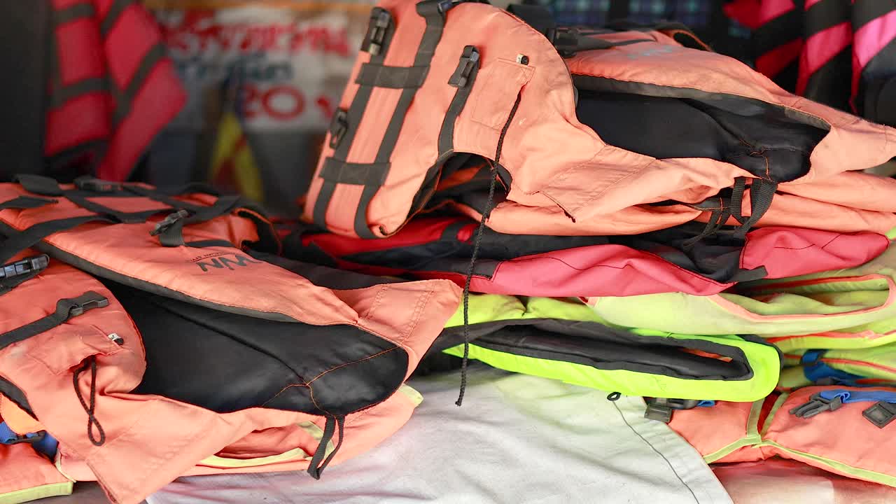 chalecos salvavidas apilados en un mercado vibrante
