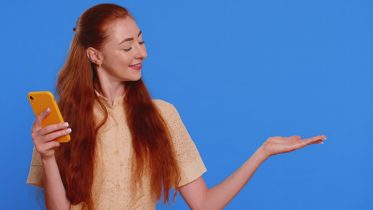 Donna dai capelli rossi che usa lo smartphone, mostra un pollice in su, "mi piace", feedback positivo, raccomanda la connessione Wi-Fi 5G
