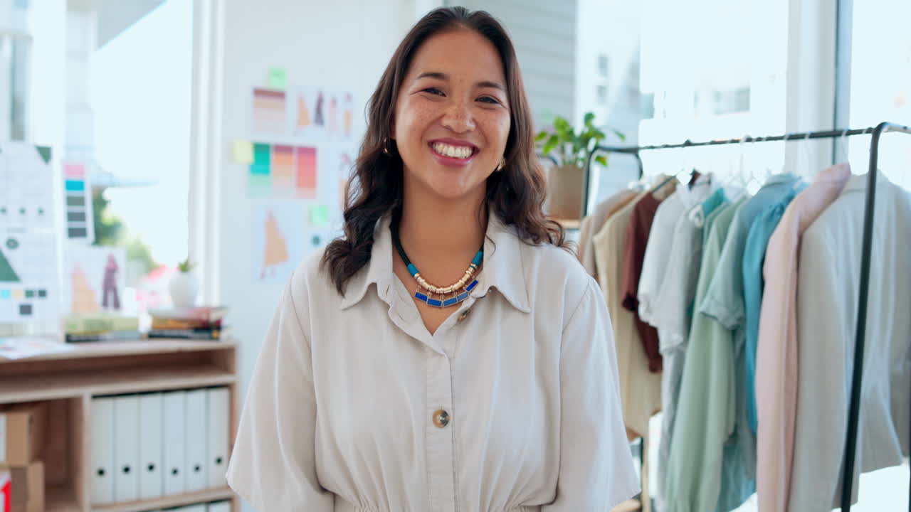 cara, moda y mujer diseñadora feliz en la boutique