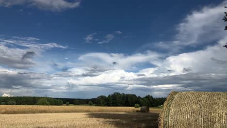 Lapso-De-Tiempo-De-Fardos-De-Heno-En-La-Temporada-De-Cosecha-De-Granja-De-Campo-Agrícola-Orgánico-Natural-Verde