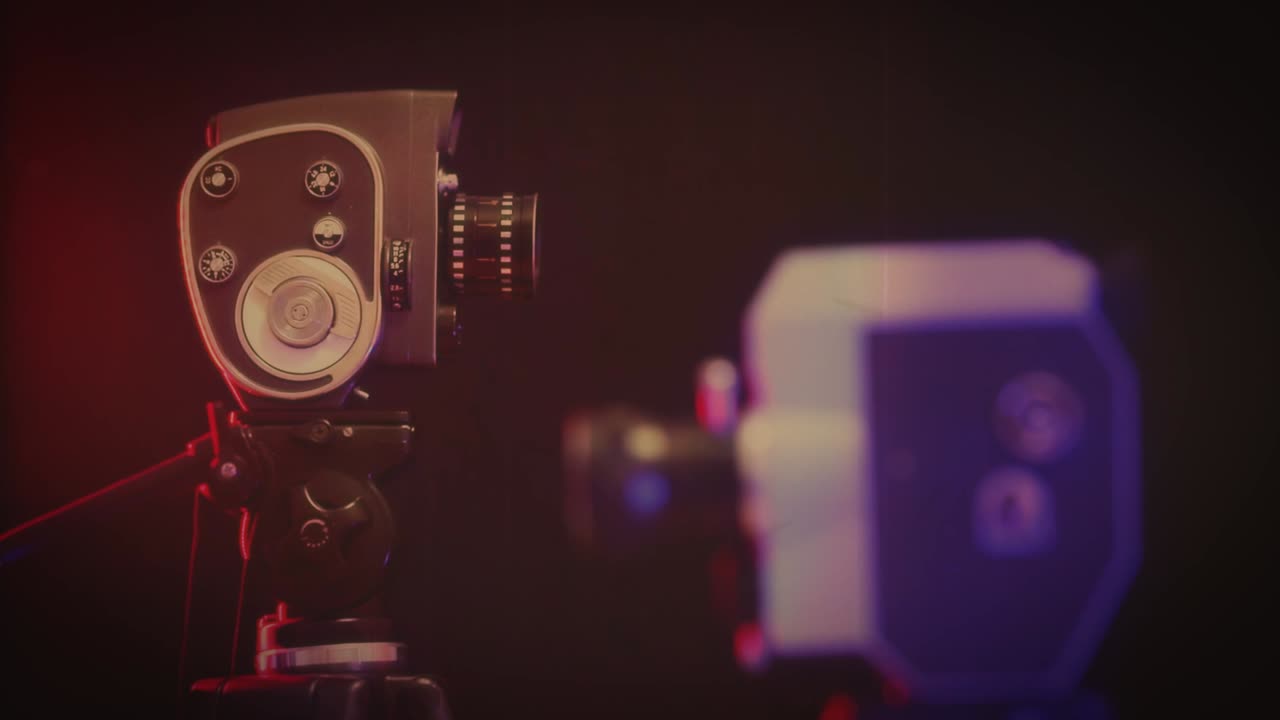 velha película rack focar de uma câmera para outra em um fundo preto