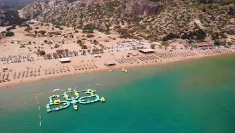 Aufblasbarer-Wasserpark-Im-Meer-Am-Tsambika-Strand-Auf-Der-Insel-Rhodos-In-Griechenland